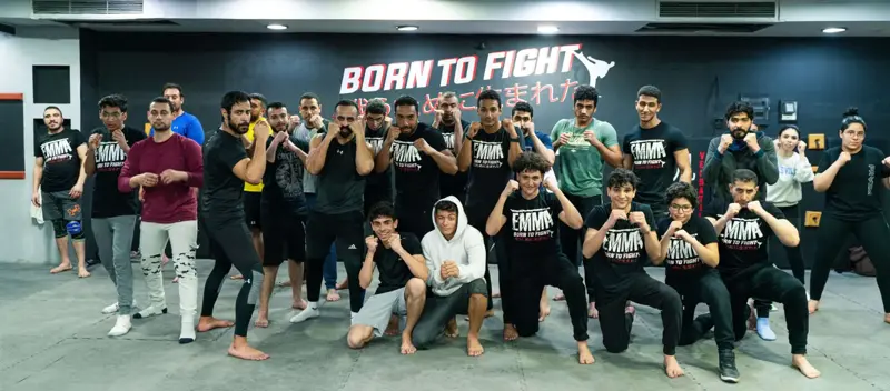 أعضاء إيما قدام جدار Born to Fight