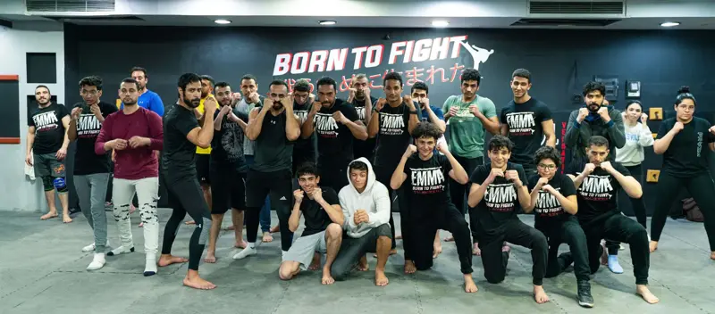 أعضاء إيما تحت جدار Born to Fight